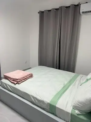 a bed in a room with a window at Acogedor apartamento in Colorado