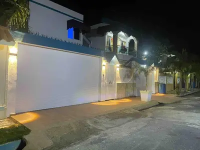 a building with a white garage door at night at Acogedora Casa Vacacional in Colorado
