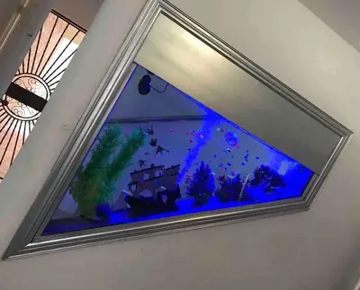 a window in a room with a fish tank at Acogedora Casa Vacacional in Colorado
