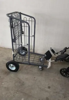 a small cart sitting next to a wall at Ventanas del mar in Los Corrales