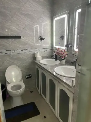 a bathroom with two sinks and a toilet and a mirror at Acogedora Casa Vacacional in Colorado