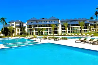 a resort with a large swimming pool and a resort at Paraíso Soleado, apartamento en la playa in Sampiño