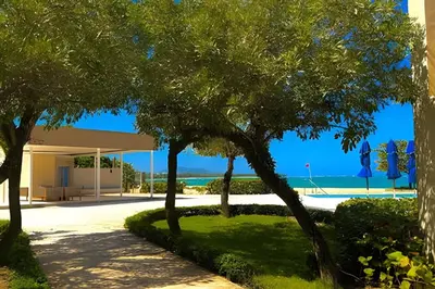 a view of a building with trees in a park at Paraíso Soleado, apartamento en la playa in Sampiño