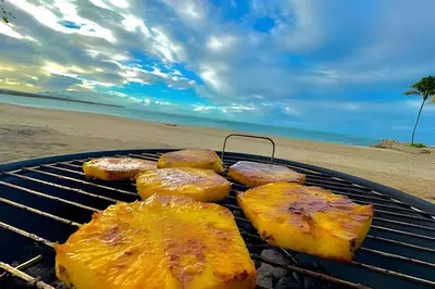 a grill on the beach with some food on it at Paraíso Soleado, apartamento en la playa in Sampiño