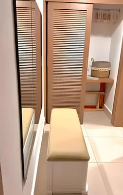 a room with a bench and a closet at Paraíso Soleado, apartamento en la playa in Sampiño