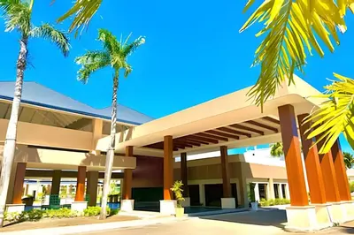 a building with palm trees in front of it at Paraíso Soleado, apartamento en la playa in Sampiño