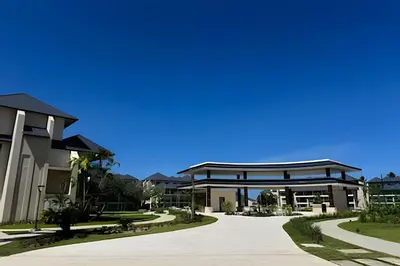 a large building with a road in front of it at Paraíso Soleado, apartamento en la playa in Sampiño
