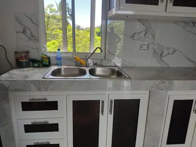 a kitchen counter with a sink and a window at Hermosa Casa en Juana Vicenta Samana in Santa Bárbara de Samaná