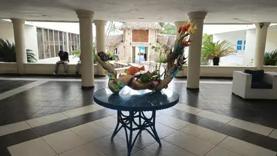a table with a statue on it in a lobby at Appartamento Albatros, Juan Dolio in Juan Dolio