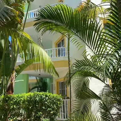 Spacious 2 Bedroom Condo with Pool close to Beach