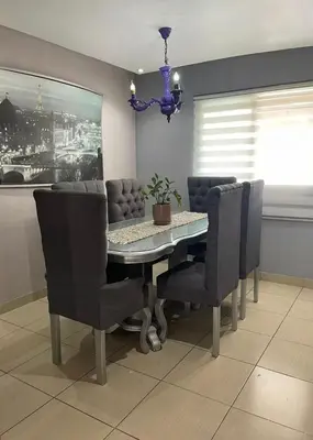 a dining room with a table and chairs at Acogedor apartamento en la Jacobo majcluta in Jacagua