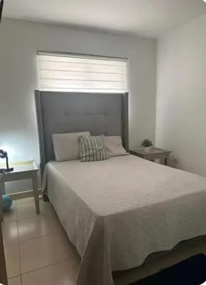 a bedroom with a large bed with a window at Acogedor apartamento en la Jacobo majcluta in Jacagua