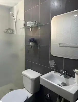 a bathroom with a white toilet and a sink at Acogedor apartamento en la Jacobo majcluta in Jacagua