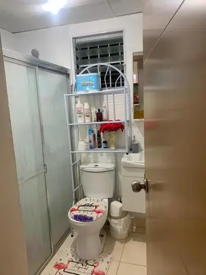 a bathroom with a toilet with a shelf on the floor at Casa Mamá Tere in Pantoja