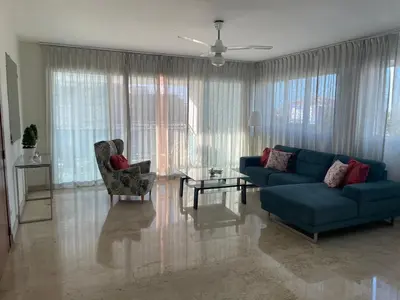 a living room with a blue couch and a chair at Amplio y acogedor apto céntrico de 3 habitaciones in Santo Domingo