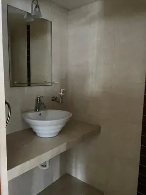 a bathroom with a sink and a mirror at Amplio y acogedor apto céntrico de 3 habitaciones in Santo Domingo