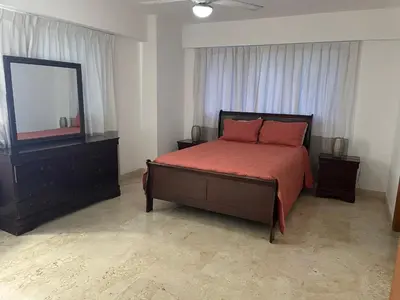 a bedroom with a bed and a mirror and a dresser at Amplio y acogedor apto céntrico de 3 habitaciones in Santo Domingo