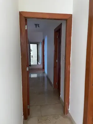 a hallway with two doors in a room at Amplio y acogedor apto céntrico de 3 habitaciones in Santo Domingo
