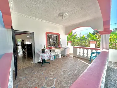 a room with a balcony with a table and a mirror at Villa Rosa 3 Habitaciones Balcones Aire Acondicionado Espacio Ideal Para Tu Familia O Grupo in Río San Juan