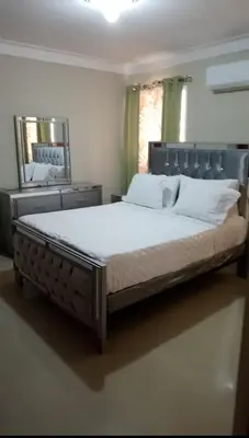 a large bed in a bedroom with a mirror at Hermoso apartamento 3 habitaciones in Los Paredones