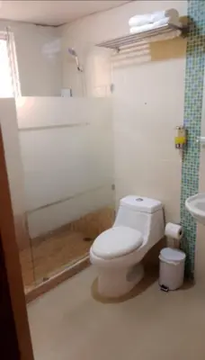 a bathroom with a toilet and a sink at Hermoso apartamento 3 habitaciones in Los Paredones