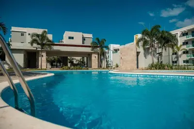 a large blue swimming pool in front of a building at Moderno y amplio apartamento en Santiago in Carlos Guerra