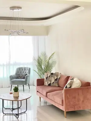 a living room with a pink couch and a table at Confortable apartamento a 10 min del aeropuerto in La Viva