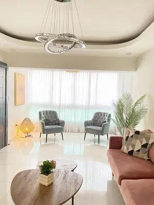 a living room with a couch and a table at Confortable apartamento a 10 min del aeropuerto in La Viva