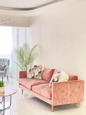 a living room with a pink couch and a table at Confortable apartamento a 10 min del aeropuerto in La Viva