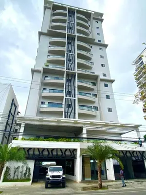 a car parked in front of a tall building at Apto céntrico con piscina, gym y una hermosa vista a la ciudad in Santo Domingo