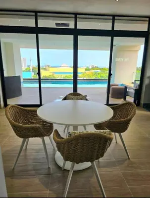 a white table and chairs in a room at Apto céntrico con piscina, gym y una hermosa vista a la ciudad in Santo Domingo