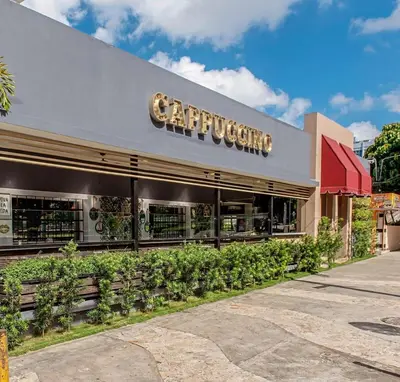 a restaurant with a sign on the side of a building at Apto céntrico con piscina, gym y una hermosa vista a la ciudad in Santo Domingo