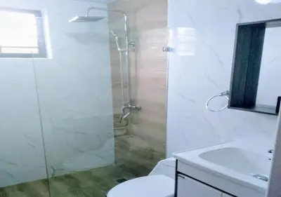 a bathroom with a shower and a toilet and a sink at Hermoso Apartamento de tres habitaciones in La Viva
