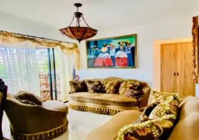 a living room with two couches and a chandelier at Hermoso Apartamento de tres habitaciones in La Viva