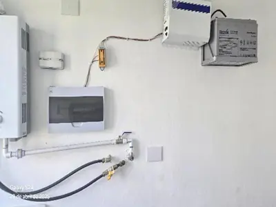 a hospital room with a machine on a wall at Hermoso Apartamento de tres habitaciones in La Viva