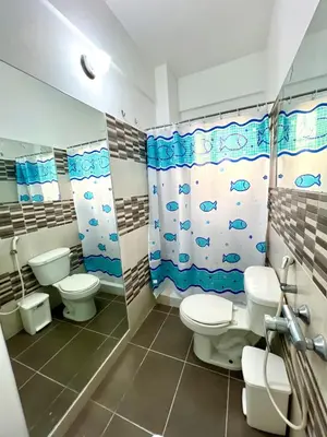 a bathroom with three toilets and a shower at Apartamento a solo pasos del centro y la playa in Bayahibe