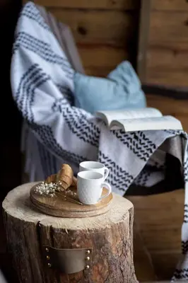 a table with two cups on a tree stump with a blanket at Casa Loma, Descansar en la Montaña, 30min STG in La Búcara