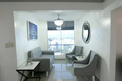 a waiting room with two chairs and a mirror at Lujoso Pent-house en el Residencial Mediterráneo in Santiago de los Caballeros