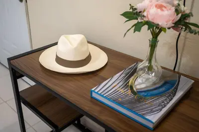 a hat and a vase with flowers on a table at Studio 3 Zona Colonial - Centro Histórico in Santo Domingo