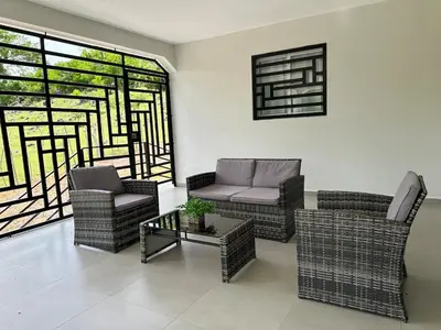 a living room with two chairs and a coffee table at Casa Finca El Encanto - 8 pax, A Minutos de la Playa in Arroyo El Cabo