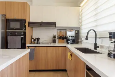 a kitchen with a sink and a microwave at Escapada caribena: Piscina y cerca de la playa in Punta Cana