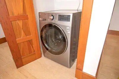 a washing machine in a room next to a door at Espectacular Apto en Casa de Campo Los Altos 3 in La Romana