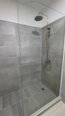 a shower with a glass door in a bathroom at Acogedor y Moderno apartamento en Evaristo Morales in Colorado
