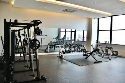 a gym with several treadmills and exercise bikes at Acogedor y Moderno apartamento en Evaristo Morales in Colorado