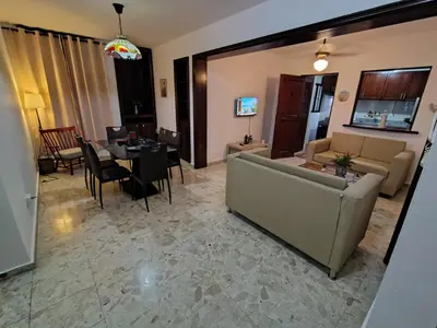 a living room with a couch and a table at Céntrico y acogedor apartartamento con Wifi y Parqueo gratis in Santo Domingo