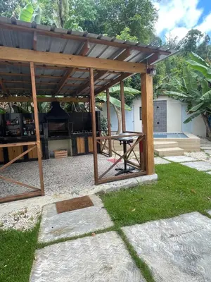 a picnic table under a pavilion in a yard at Villa Linda in Polo