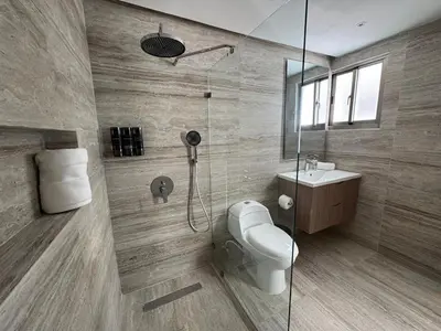 a bathroom with a shower and a toilet and a sink at Caonabo35 Elegancia Boutique en Santo Domingo 6 in Santo Domingo