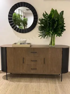 a mirror and a wooden dresser with a vase on it at Caonabo35 Elegancia Boutique en Santo Domingo 6 in Santo Domingo