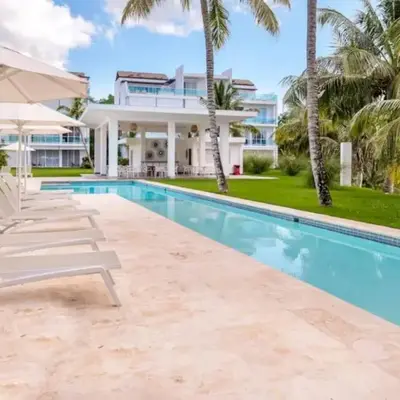 Beachside Studio with Pool