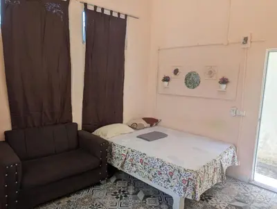 a small room with a table and a chair at Casa de huéspedes El Español in Santo Domingo